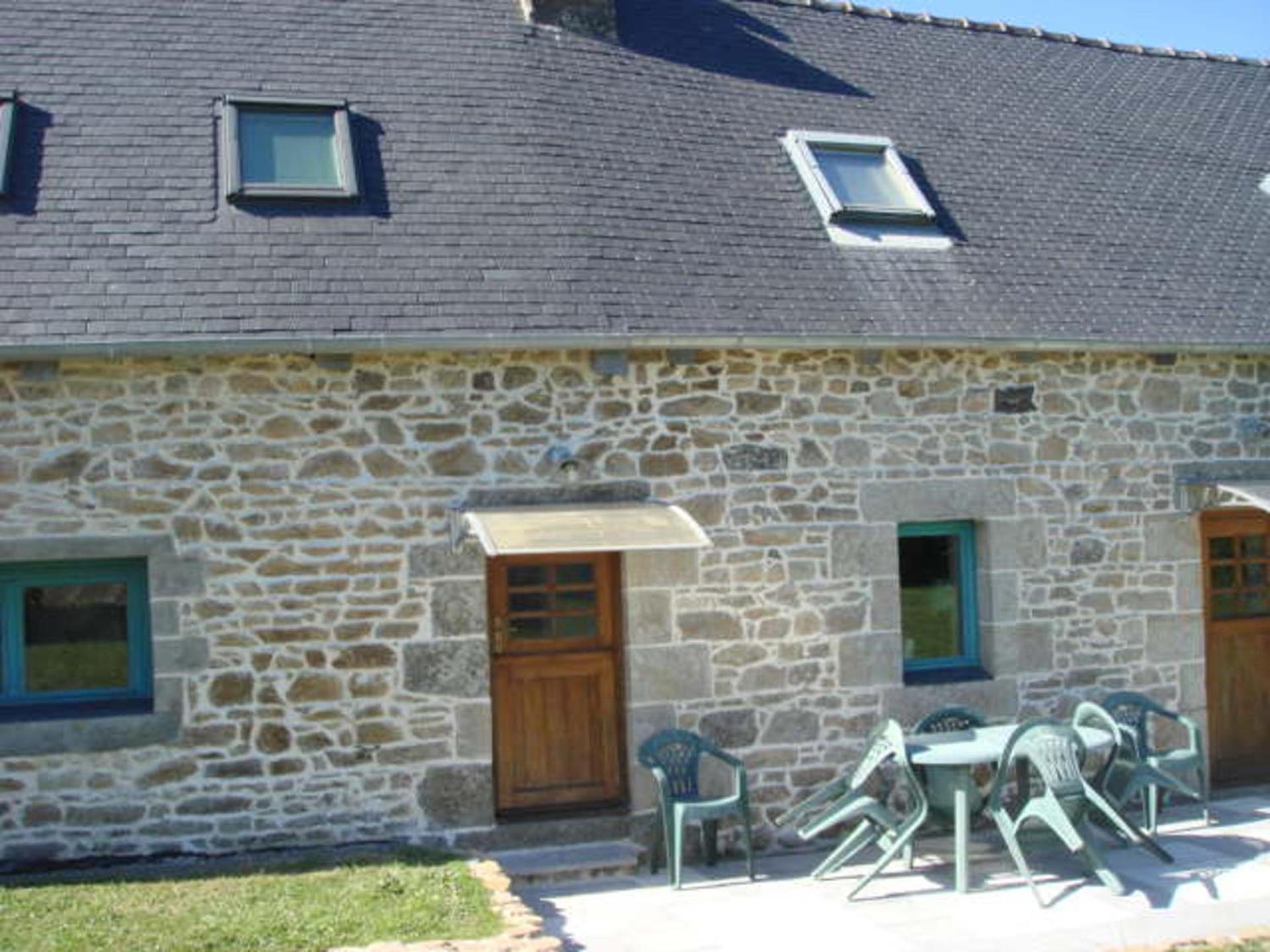 Captivating 2-Bed House With Log Burner In Kérien 外观 照片